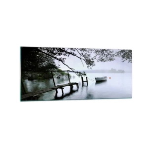 Cuadro sobre vidrio - Impresiones sobre Vidrio - Un embarcadero sobre el agua con un barco al fondo rodeado de un paisaje brumoso. - 120x50cm - Ya estás descansando - Decoración de pared moderna para salón y dormitorio ARTTOR