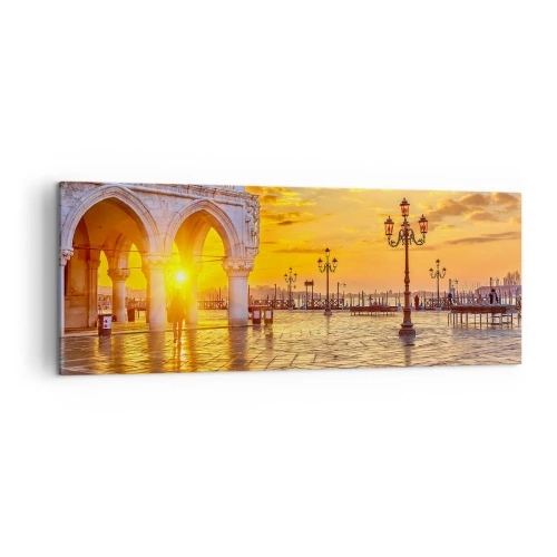 Cuadro sobre lienzo - Impresión de Imagen - Atardecer dorado en la plaza de la ciudad con arcadas y farolas - 140x50cm - ¿Dónde están todos? - Decoración de pared moderna para salón y dormitorio ARTTOR