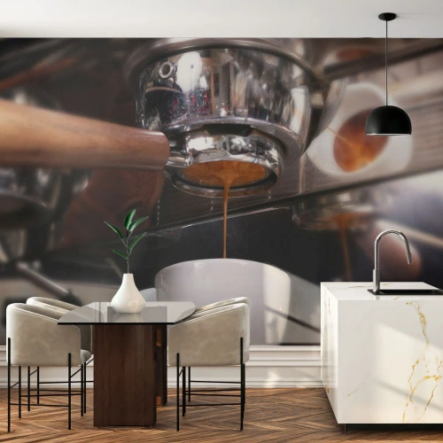 Fotomural Premium Sand - Una máquina de café que vierte café expreso en una taza blanca. - 100x70cm - El mejor momento del día - Decoración de pared moderna para salón y dormitorio ARTTOR