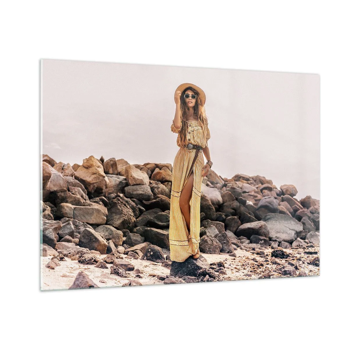 Cuadro sobre vidrio - Impresiones sobre Vidrio - Una mujer con un vestido estilo boho frente a una orilla rocosa. - 100x70cm - La magia de las piedras - Decoración de pared moderna para salón y dormitorio ARTTOR