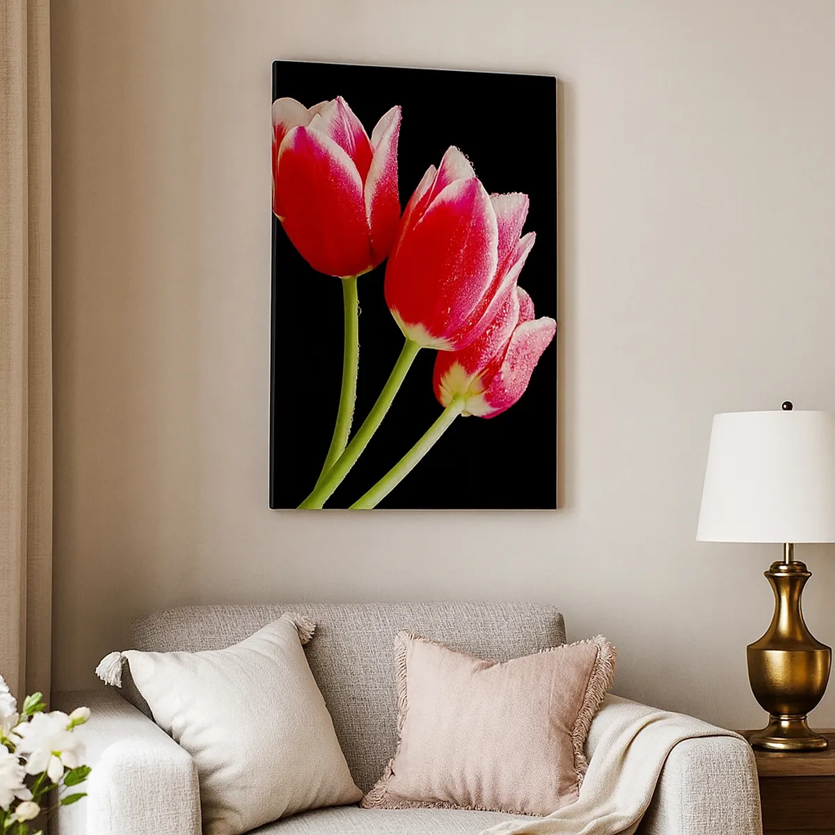 Cuadro sobre lienzo - Impresión de Imagen - Tulipanes rojos con gotas de rocío sobre un fondo negro - 50x70cm - Promesa de amor puro - Decoración de pared moderna para salón y dormitorio ARTTOR