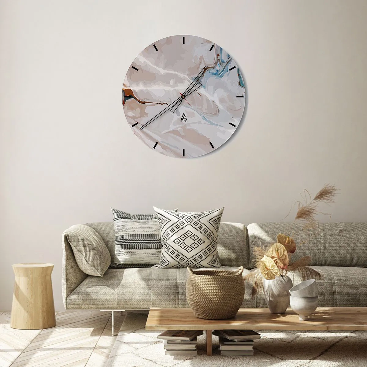 Reloj de pared - Reloj de vidrio - Un patrón abstracto con toques de azul y marrón sobre un fondo claro. - 30x30cm - El azul serpentea por el blanco - Decoración de pared moderna para salón, cocina y dormitorio ARTTOR