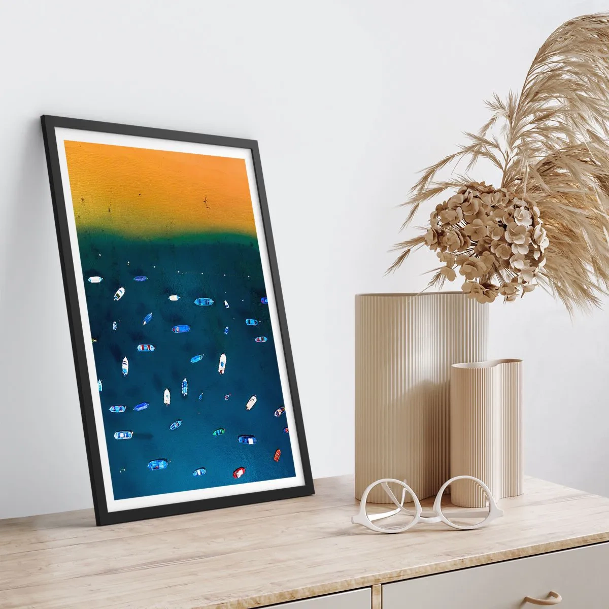 Póster en marco negro - Vista aérea de barcos a la deriva por la playa. - 50x70cm - Un juego de vacaciones - Decoración de pared moderna para salón y dormitorio ARTTOR
