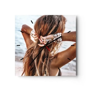 Reloj de pared - Reloj de vidrio - Una mujer en la playa con su cabello ondeando al sol. - 30x30cm - Hermanada con el agua y el sol - Decoración de pared moderna para salón y dormitorio ARTTOR