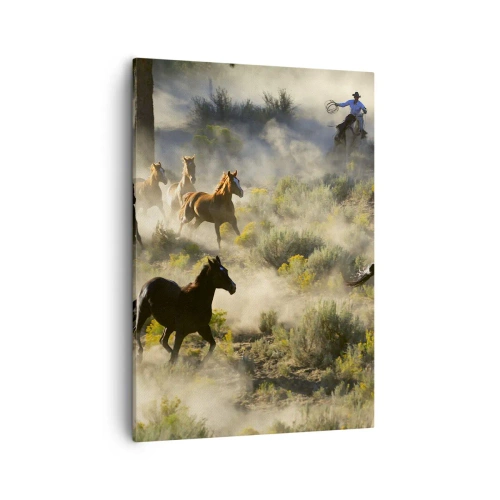 Cuadro sobre lienzo - Impresión de Imagen - Una manada de caballos salvajes galopando a través del polvo y la vegetación. - 50x70cm - Rivalidad: ¿libertad o fuerza? - Decoración de pared moderna para salón y dormitorio ARTTOR