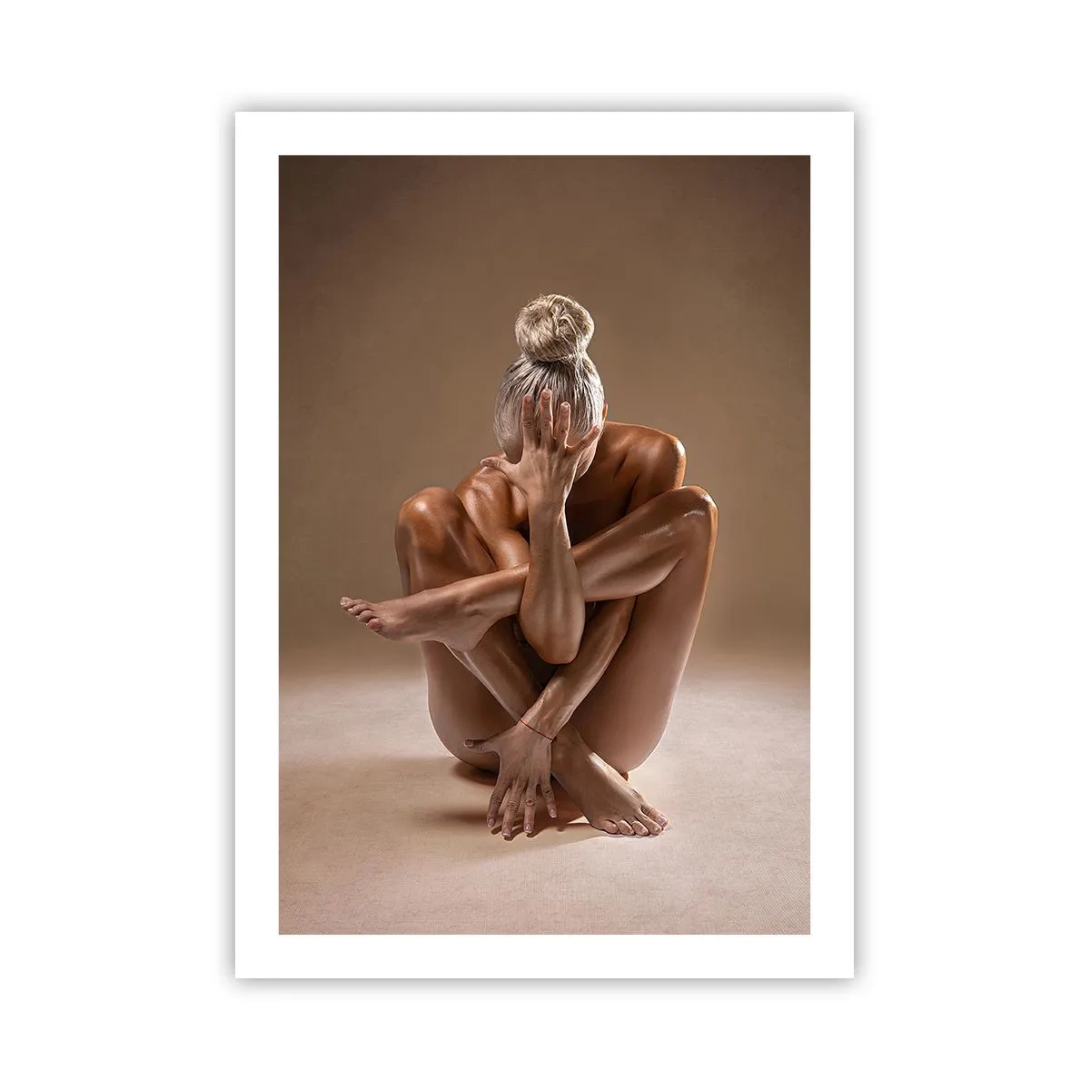 Póster - Fotografía artística de una mujer en una pose sensual sobre un fondo beige. - 50x70cm - Unidad de cuerpo y espíritu - Decoración de pared moderna para salón y dormitorio ARTTOR
