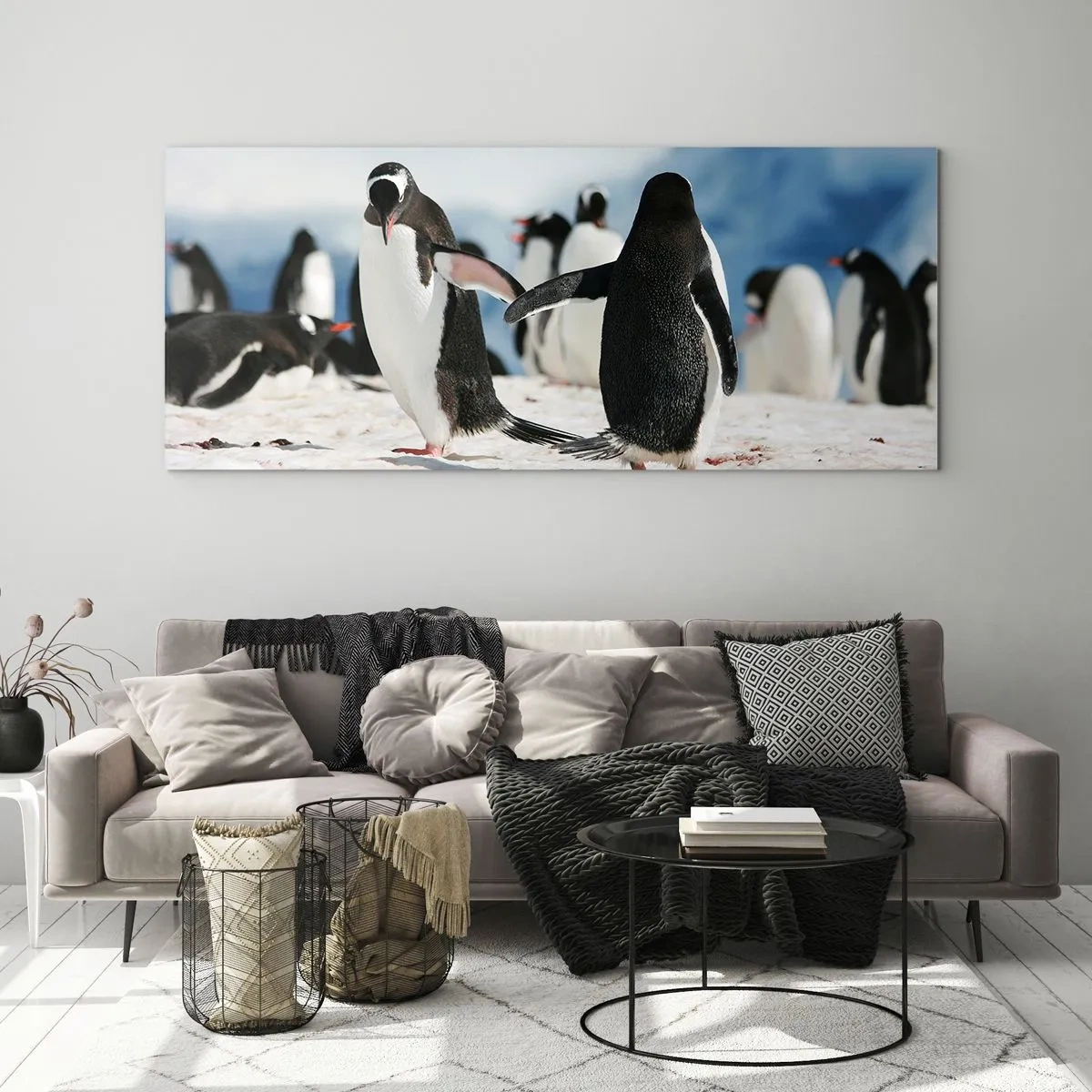 Cuadro sobre vidrio - Impresiones sobre Vidrio - Un grupo de pingüinos en la nieve en un paisaje antártico. - 120x50cm - Bailando en la nieve - Decoración de pared moderna para salón y dormitorio ARTTOR