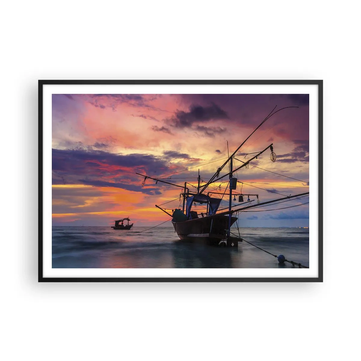 Póster en marco negro - Un barco pesquero con el telón de fondo de una colorida puesta de sol. - 100x70cm - Una noche exótica - Decoración de pared moderna para salón y dormitorio ARTTOR