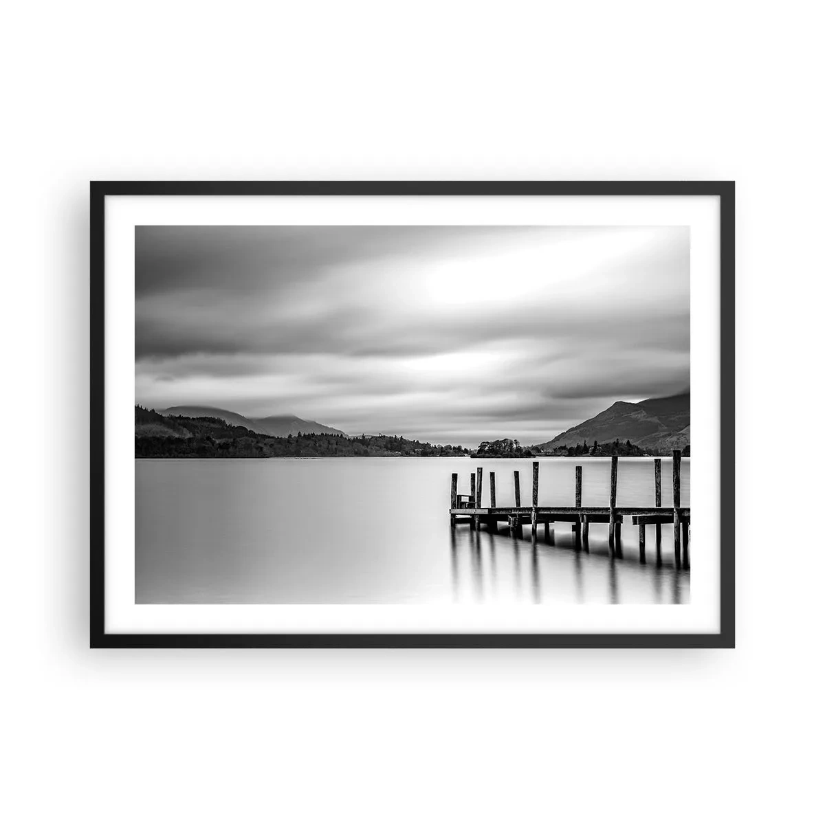 Póster en marco negro - Paisaje en blanco y negro con un muelle sobre un lago. - 70x50cm - Dulzura y la fuerza - Decoración de pared moderna para salón y dormitorio ARTTOR
