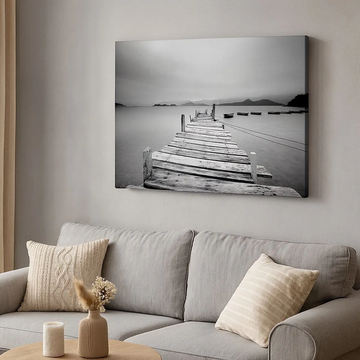 Cuadro sobre lienzo - Impresión de Imagen - Una vista en blanco y negro de un embarcadero de madera y un lago tranquilo. - 70x50cm - Más allá de las montañas, más allá de los mares - Decoración de pared moderna para salón y dormitorio ARTTOR