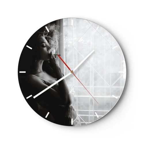 Reloj de pared - Reloj de vidrio - Una mujer fumando un cigarrillo junto a la ventana en blanco y negro. - 30x30cm - Un momento sensual - Decoración de pared moderna para salón, cocina y dormitorio ARTTOR