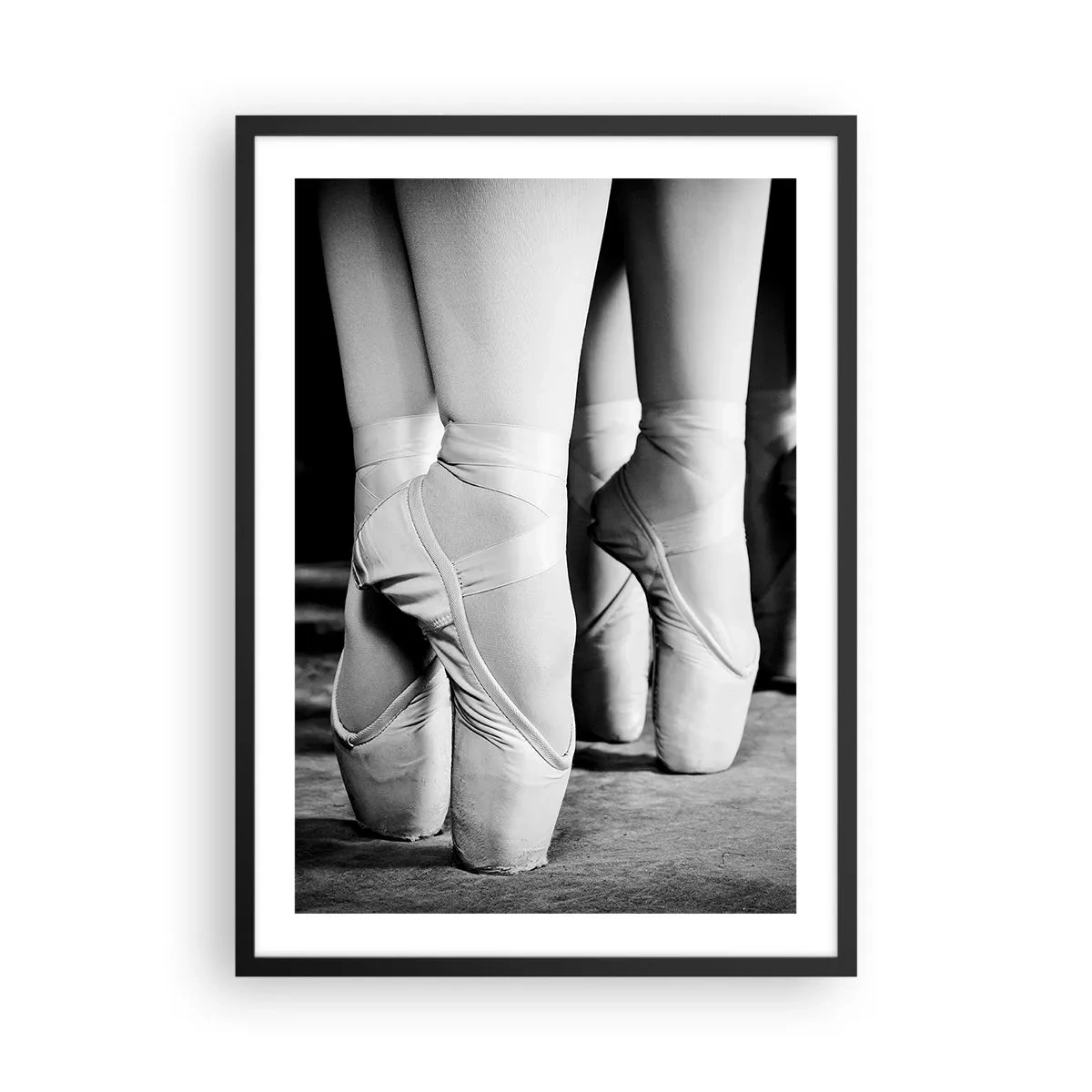 Póster en marco negro - Un cartel en blanco y negro que representa zapatillas de punta de ballet. - 50x70cm - En conjunto y al unísono - Decoración de pared moderna para salón y dormitorio ARTTOR