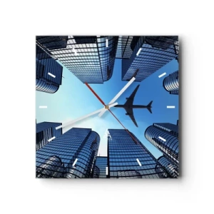 Reloj de pared - Reloj de vidrio - Un avión volando sobre modernos rascacielos en el centro de la ciudad. - 30x30cm - La vista desde el abismo de cristal - Decoración de pared moderna para salón y dormitorio ARTTOR