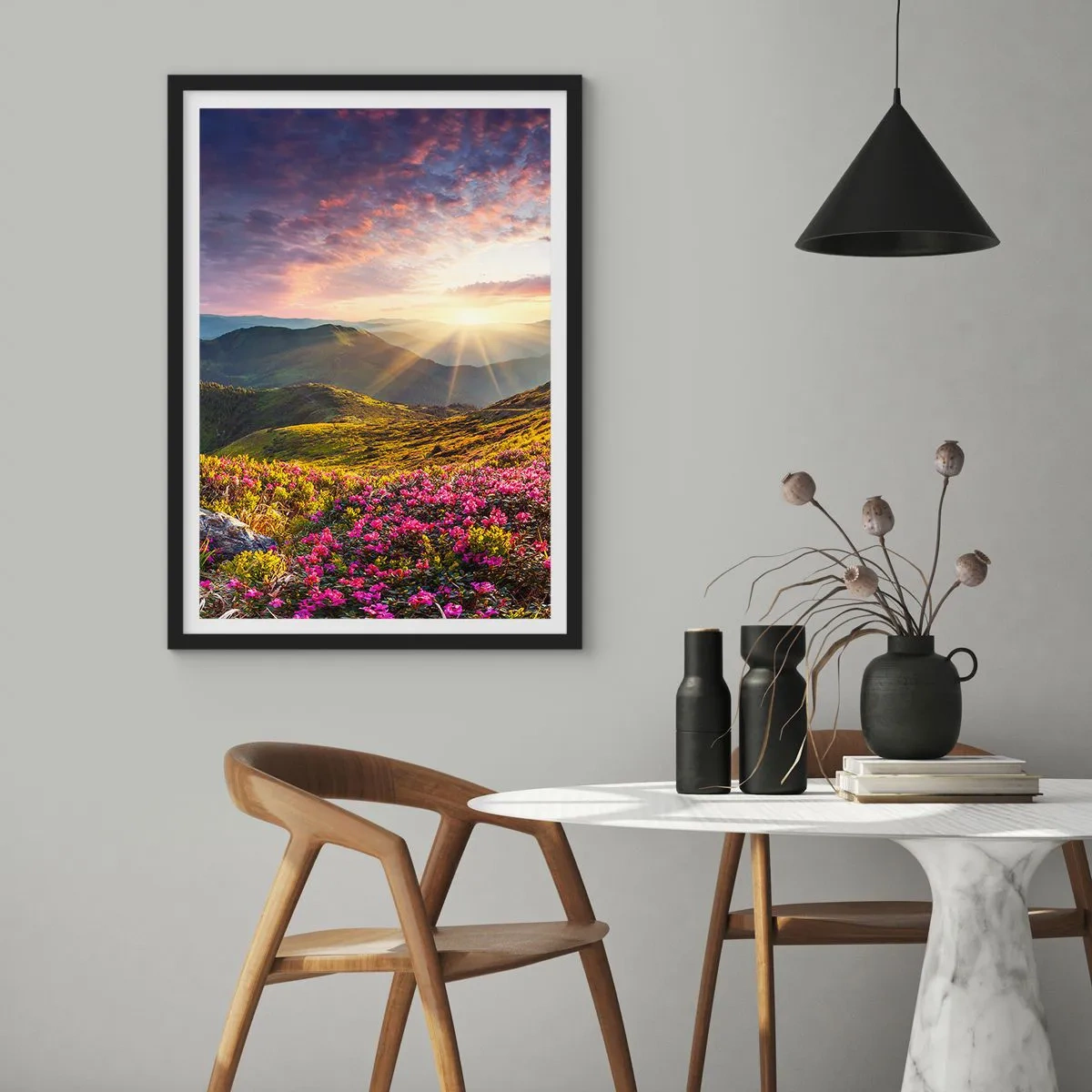 Póster en marco negro - Flores en las montañas iluminadas por los rayos del sol poniente. - 50x70cm - La frescura de una mañana de montaña - Decoración de pared moderna para salón y dormitorio ARTTOR