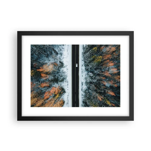 Póster en marco negro - Atravesar el bosque en invierno - 40x30 cm