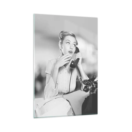 Cuadro sobre vidrio - Impresiones sobre Vidrio - Una mujer hablando por teléfono frente a una máquina de escribir. - 80x120cm - ¿Diga?, estamos en los años 50. - Decoración de pared moderna para salón y dormitorio ARTTOR