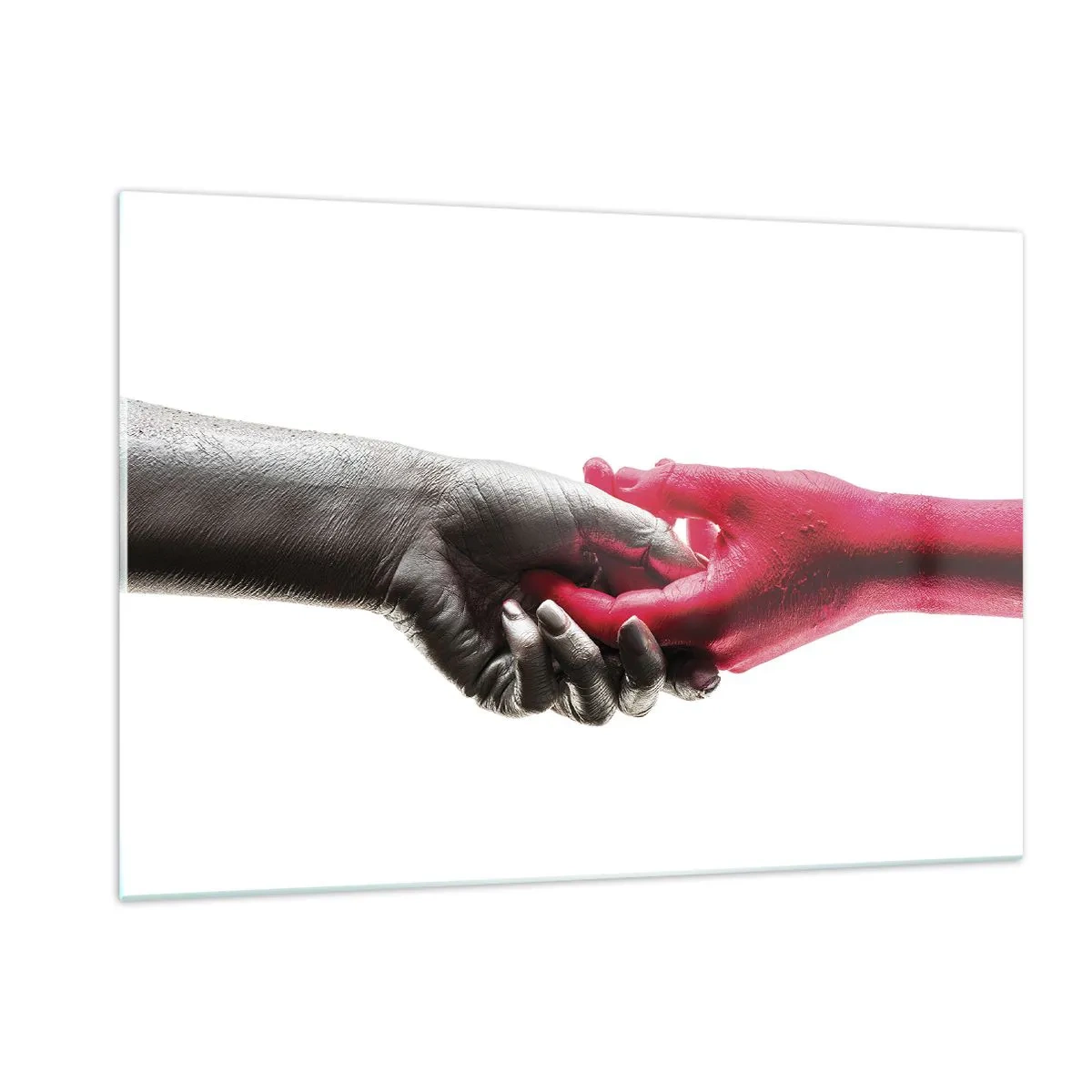 Cuadro sobre vidrio - Impresiones sobre Vidrio - Primer plano de dos manos, una negra y otra roja, abrazándose. - 120x80cm - Juntos, aunque diferentes - Decoración de pared moderna para salón y dormitorio ARTTOR