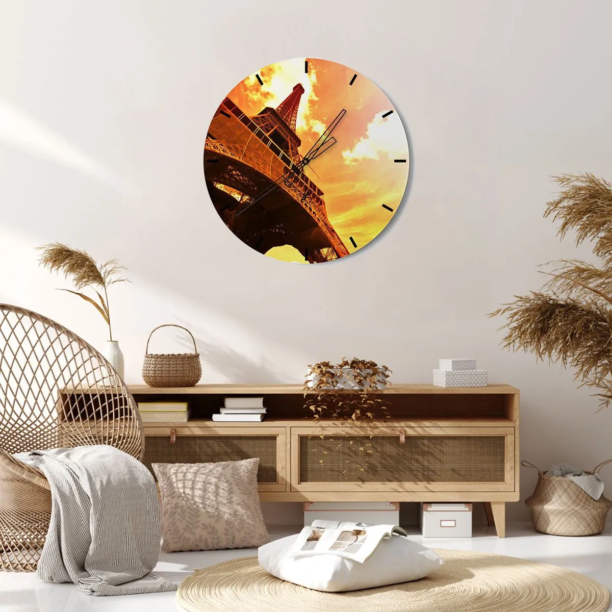 Reloj de pared - Reloj de vidrio - Vista de la Torre Eiffel al atardecer en colores dorados. - 30x30cm - Monumental, dorado por el sol - Decoración de pared moderna para salón, cocina y dormitorio ARTTOR