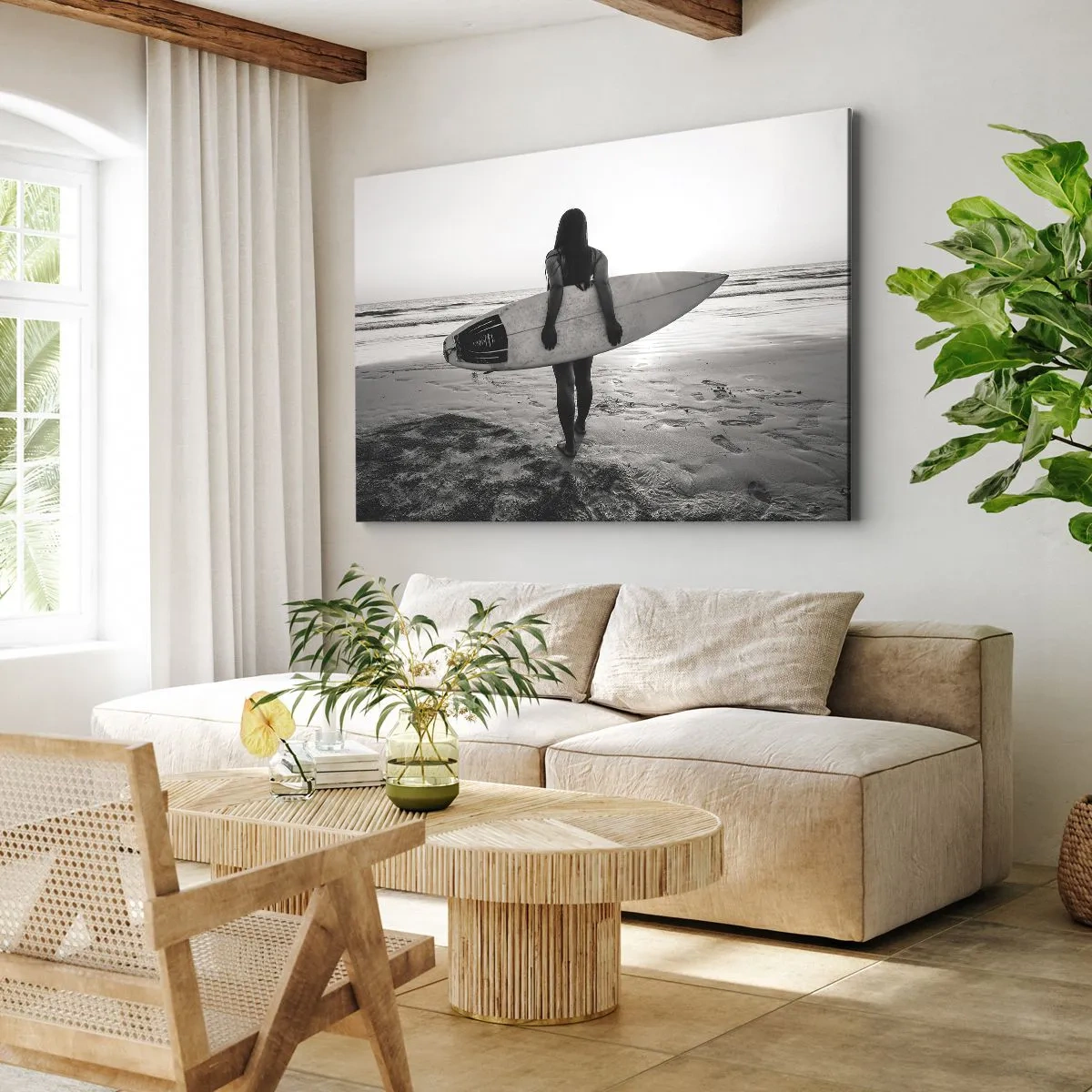 Cuadro sobre lienzo - Impresión de Imagen - Mujer con tabla de surf en la playa en blanco y negro - 70x50cm - Hija de las olas marinas - Decoración de pared moderna para salón y dormitorio ARTTOR