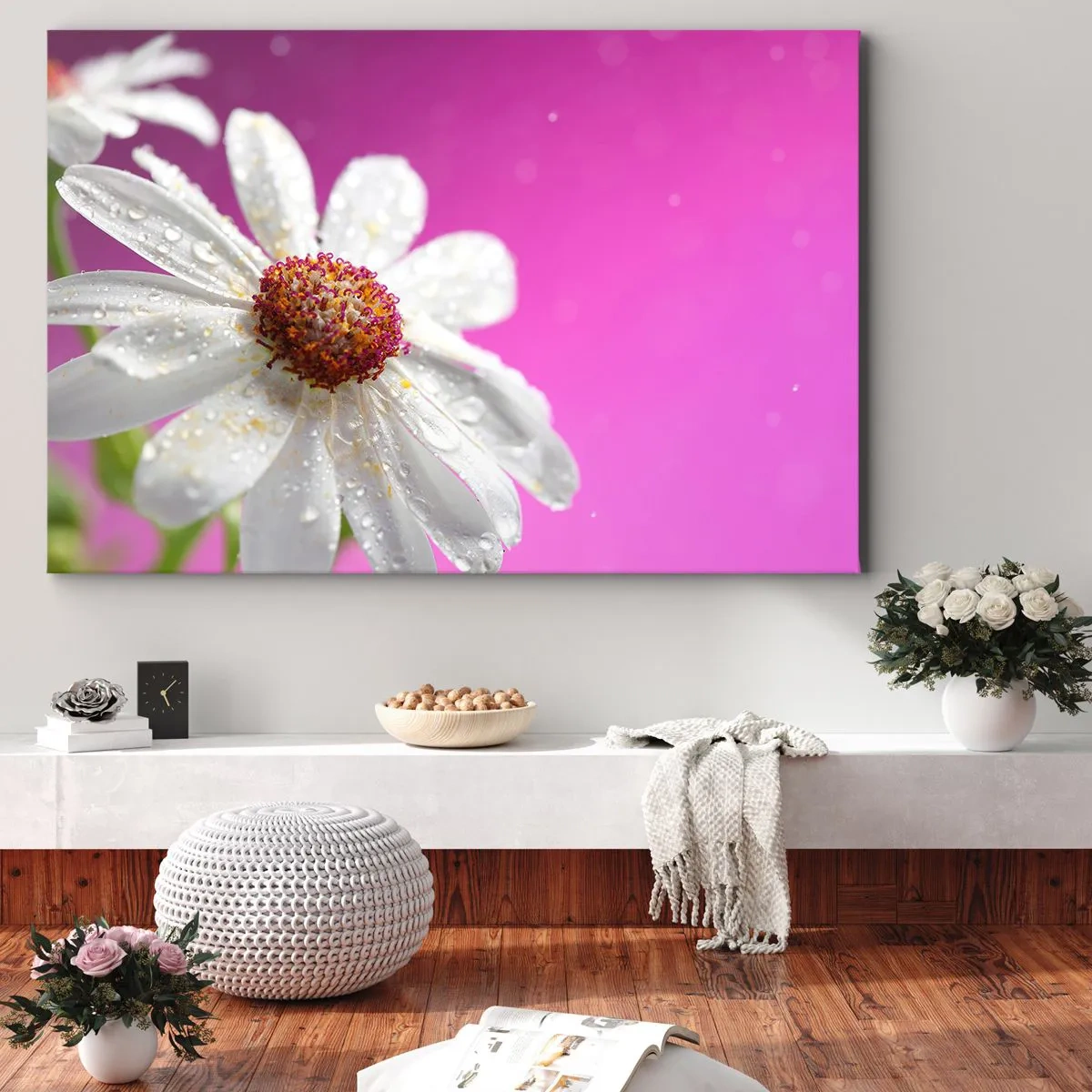 Cuadro sobre lienzo - Impresión de Imagen - Una margarita blanca cubierta de gotas de agua sobre un fondo rosa. - 70x50cm - Modesto en su belleza - Decoración de pared moderna para salón y dormitorio ARTTOR