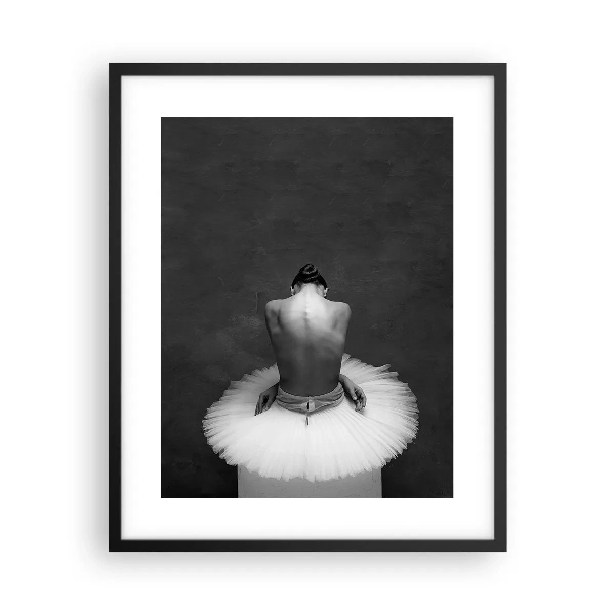 Póster en marco negro - Rodeada de pétalos - 40x50 cm