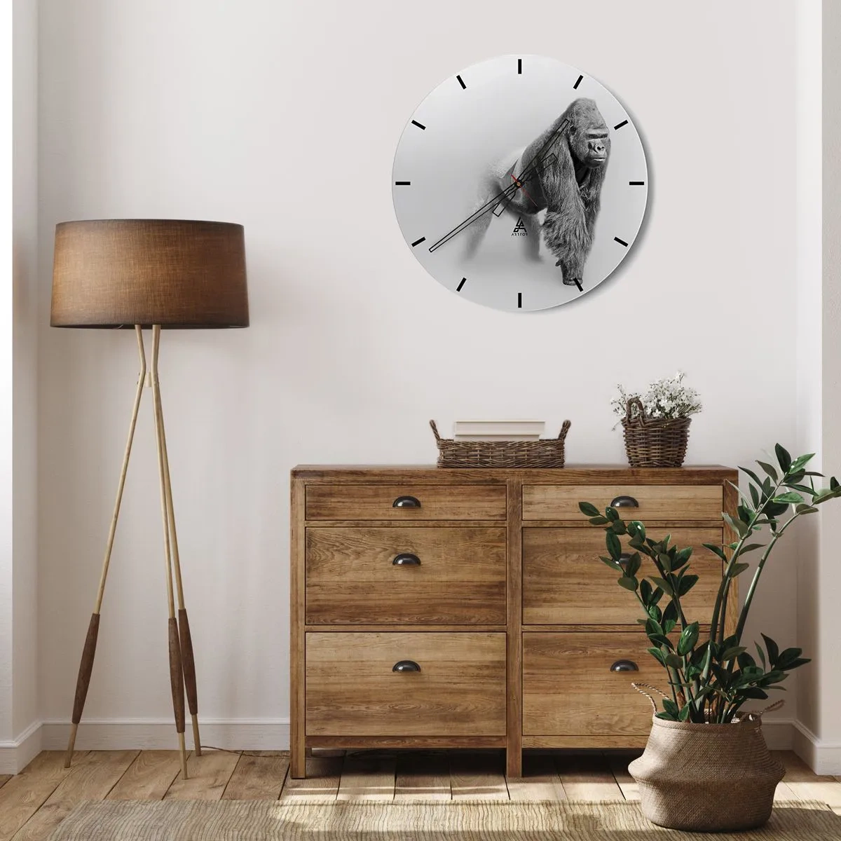 Reloj de pared - Reloj de vidrio - Retrato de un gorila majestuoso sobre un fondo neutro. - 30x30cm - Confiando en su fuerza - Decoración de pared moderna para salón, cocina y dormitorio ARTTOR