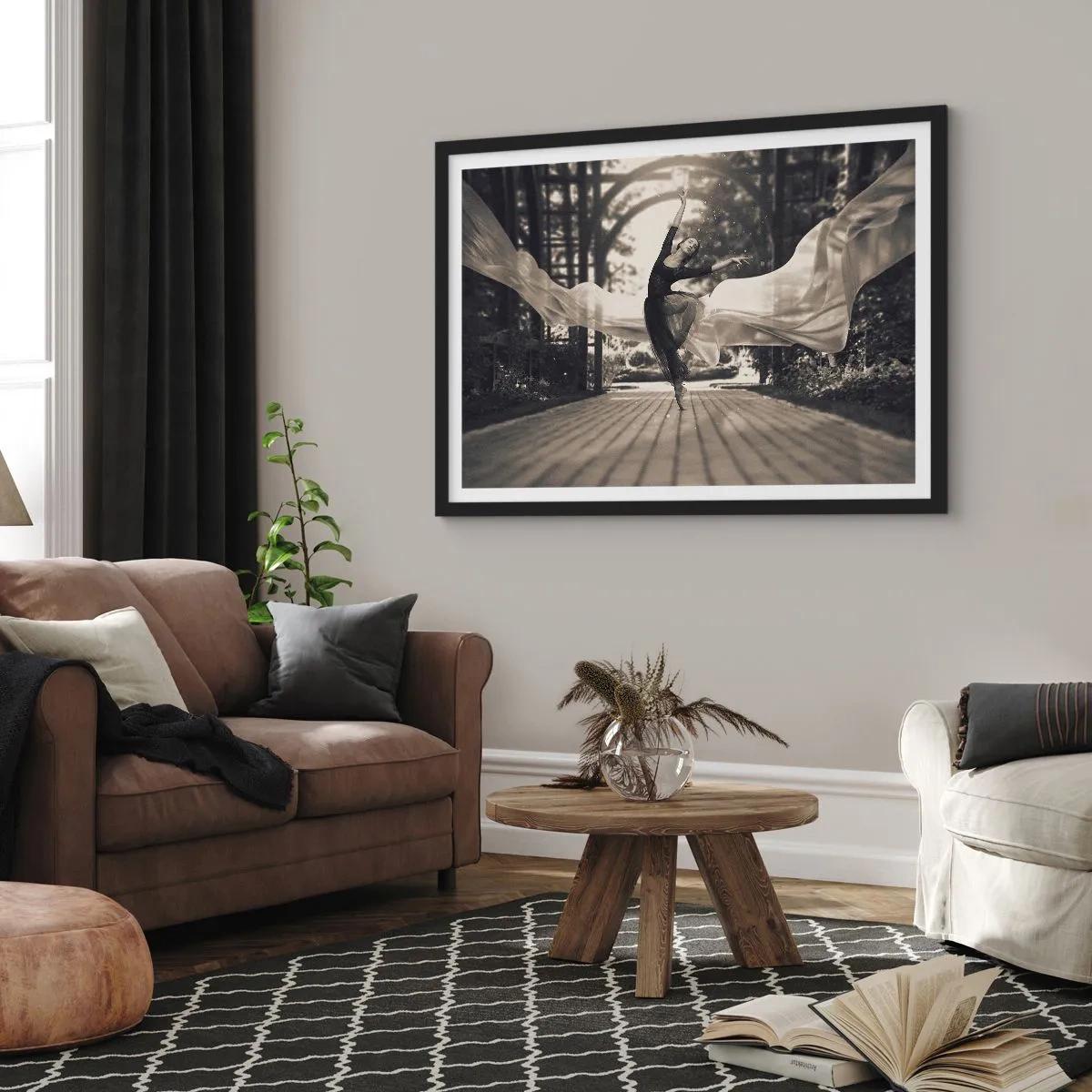 Póster en marco negro - Una bailarina con un vestido fluido realiza un salto frente a un jardín en blanco y negro como telón de fondo. - 70x50cm - Danza del espíritu del jardín - Decoración de pared moderna para salón y dormitorio ARTTOR