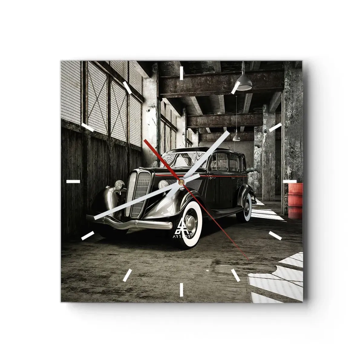 Reloj de pared - Reloj de vidrio - Un elegante coche retro en un almacén rústico - 30x30cm - La elegancia perdurable de los años 30. - Decoración de pared moderna para salón y dormitorio ARTTOR