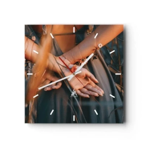 Reloj de pared - Reloj de vidrio - Manos sensuales con flores en un entorno natural. - 30x30cm - Conectada con la naturaleza - Decoración de pared moderna para salón y dormitorio ARTTOR