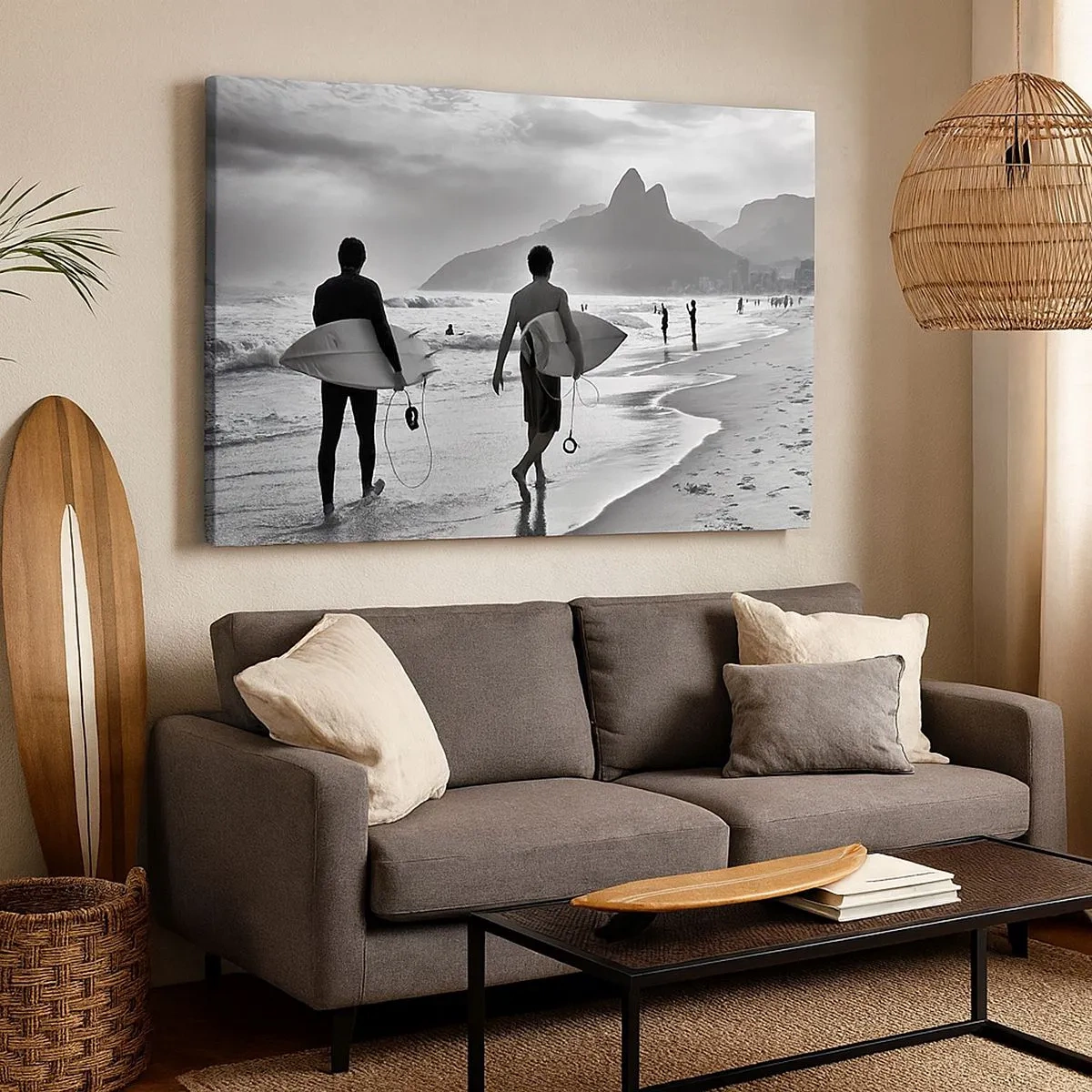 Cuadro sobre lienzo - Impresión de Imagen - Dos surfistas caminando por la playa con sus tablas en blanco y negro. - 70x50cm - Samba para una ola - Decoración de pared moderna para salón y dormitorio ARTTOR