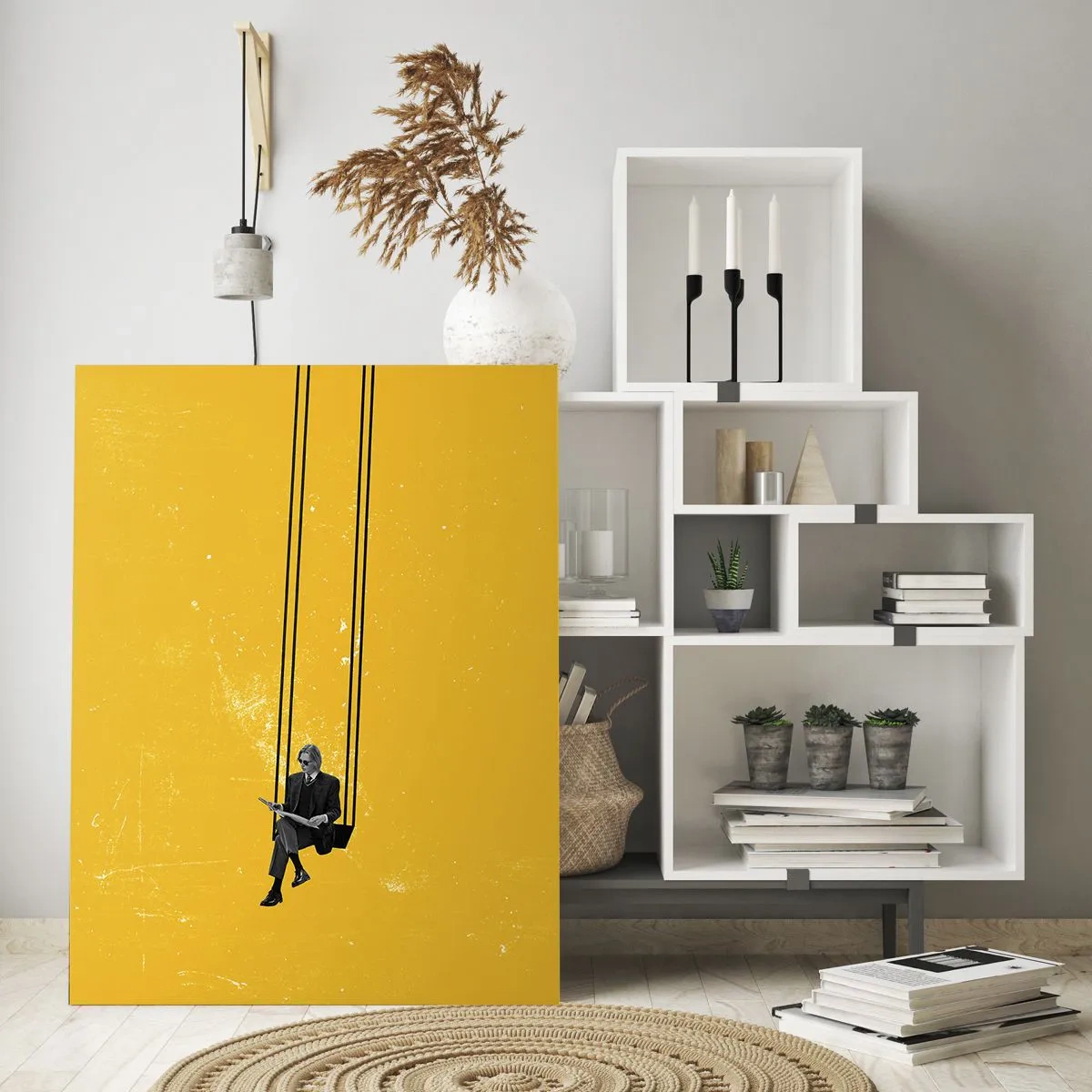 Cuadro sobre vidrio - Impresiones sobre Vidrio - Una figura en un columpio colgando sobre un fondo amarillo. - 50x70cm - Un día como cualquier otro - Decoración de pared moderna para salón y dormitorio ARTTOR