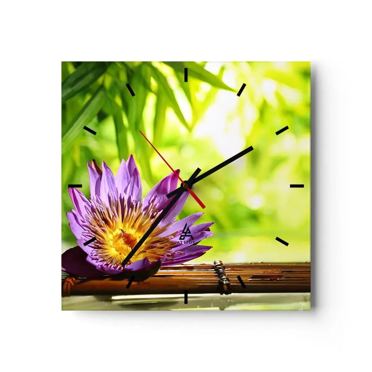 Reloj de pared - Reloj de vidrio - Flor de loto púrpura sobre un fondo de hojas de bambú verdes. - 30x30cm - Bajo el sol de Asia - Decoración de pared moderna para salón y dormitorio ARTTOR
