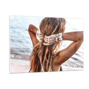 Cuadro sobre vidrio - Impresiones sobre Vidrio - Una mujer con cabello largo en la playa, rodeada de conchas y arena. - 120x80cm - Hermanada con el agua y el sol - Decoración de pared moderna para salón y dormitorio ARTTOR