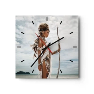 Reloj de pared - Reloj de vidrio - Mujer estilizada en la playa con adornos étnicos y un palo. - 30x30cm - Reina de los trópicos - Decoración de pared moderna para salón y dormitorio ARTTOR