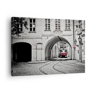 Cuadro sobre lienzo - Impresión de Imagen - Un tranvía en blanco y negro en una calle histórica de la ciudad. - 70x50cm - A través del laberinto urbano - Decoración de pared moderna para salón y dormitorio ARTTOR