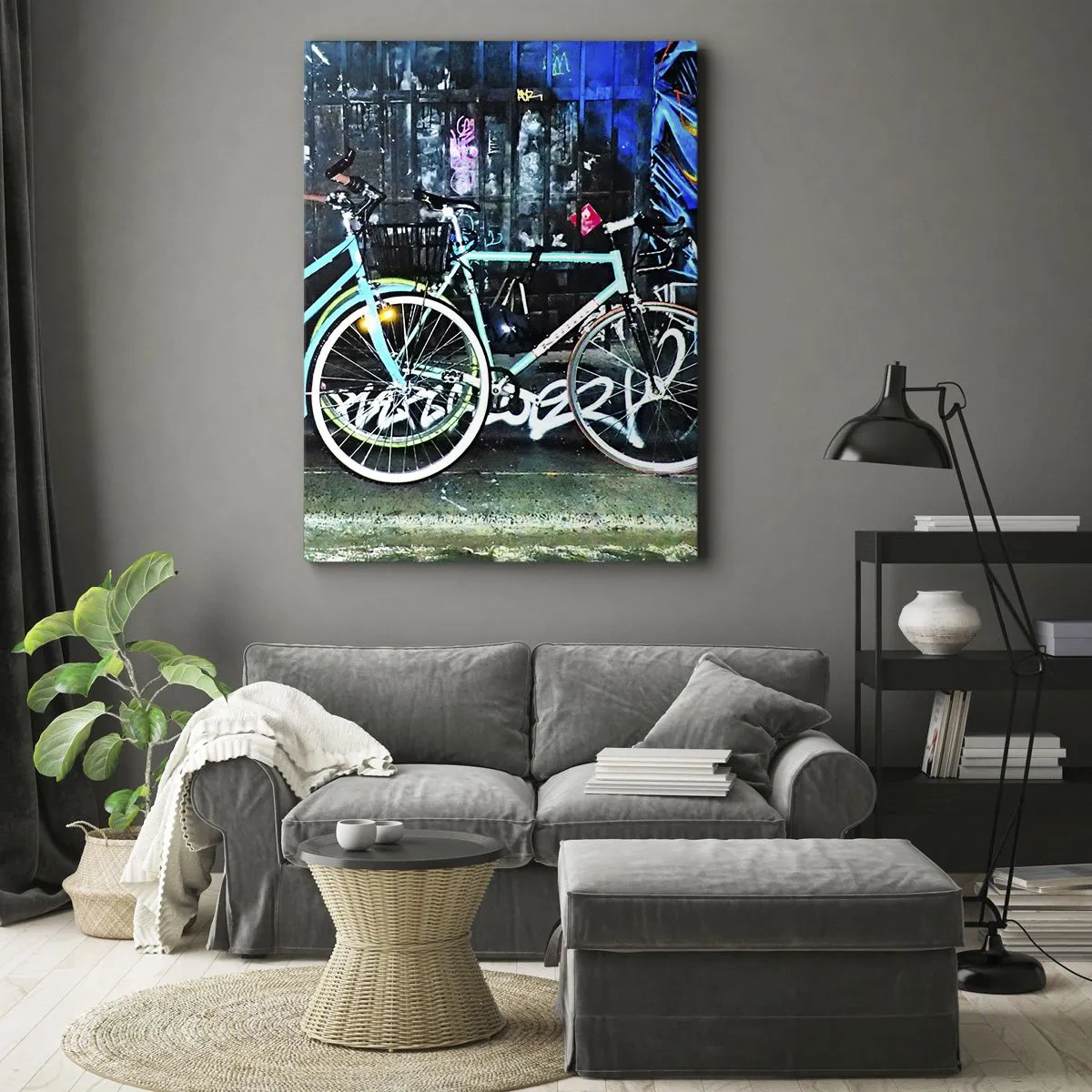 Cuadro sobre lienzo - Impresión de Imagen - Dos bicicletas turquesas sobre un fondo de grafiti urbano. - 50x70cm - La ciudad llama - Decoración de pared moderna para salón y dormitorio ARTTOR
