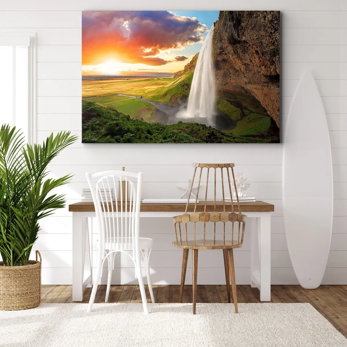 Cuadro sobre lienzo - Impresión de Imagen - Una cascada en un paisaje pintoresco al atardecer. - 120x80cm - La plenitud del verano islandés - Decoración de pared moderna para salón y dormitorio ARTTOR