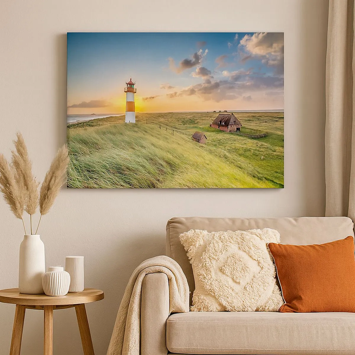 Cuadro sobre lienzo - Impresión de Imagen - Un faro con prados y casas al sol al fondo. - 70x50cm - Entre las olas - Decoración de pared moderna para salón y dormitorio ARTTOR