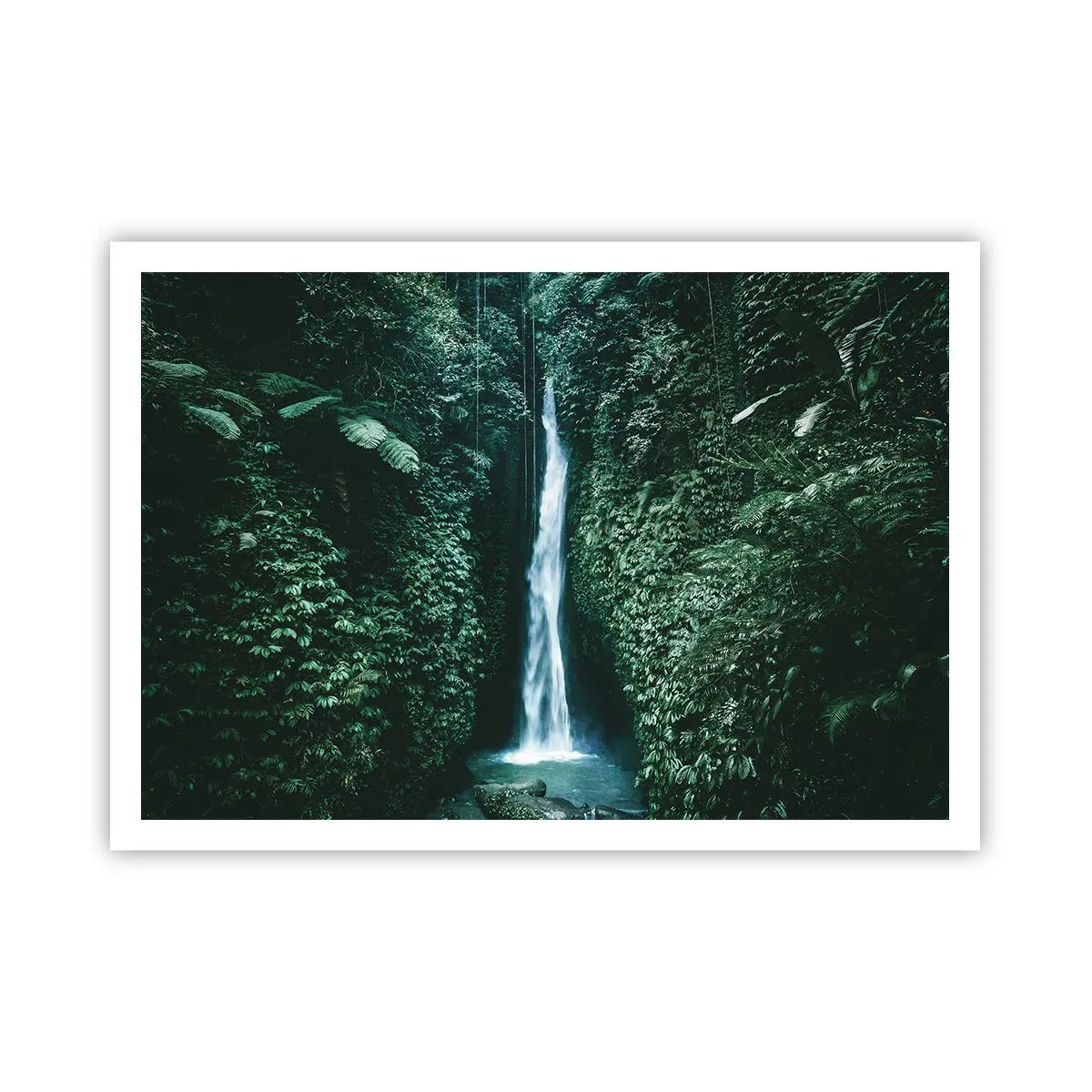 Póster - Una cascada rodeada de densa vegetación tropical. - 100x70cm - Balneario tropical - Decoración de pared moderna para salón y dormitorio ARTTOR