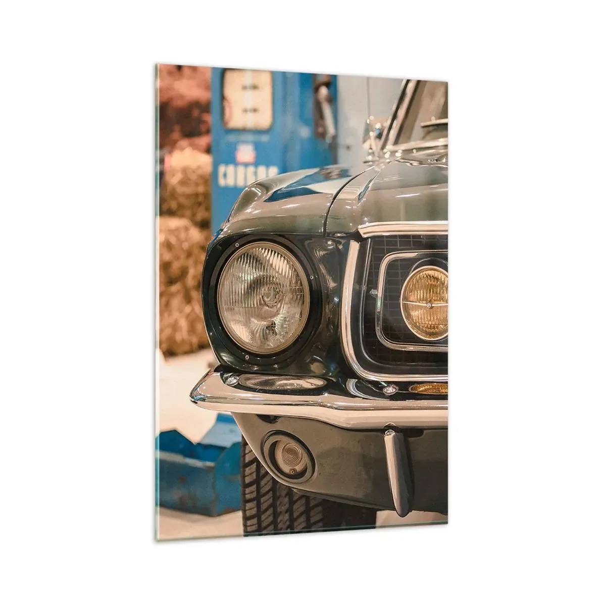 Cuadro sobre vidrio - Impresiones sobre Vidrio - Un coche retro icónico en un entorno clásico. - 80x120cm - Encuentro con una leyenda - Decoración de pared moderna para salón y dormitorio ARTTOR