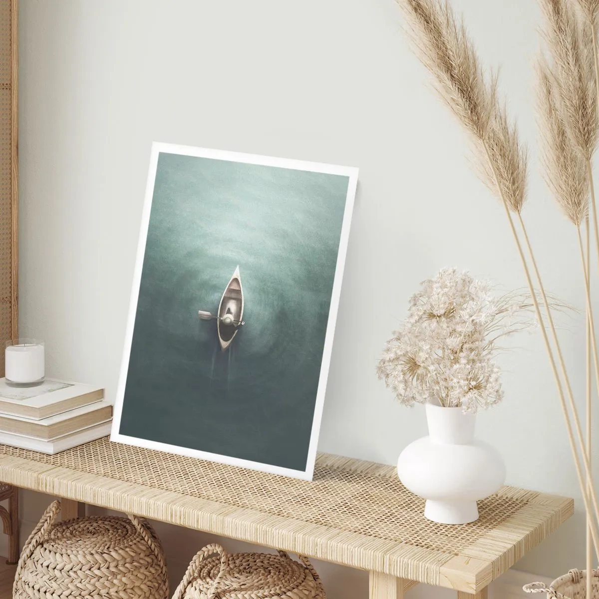 Póster - Una vista de pájaro de un barco a la deriva en aguas tranquilas. - 50x70cm - A través de un lago iluminado por la luna - Decoración de pared moderna para salón y dormitorio ARTTOR