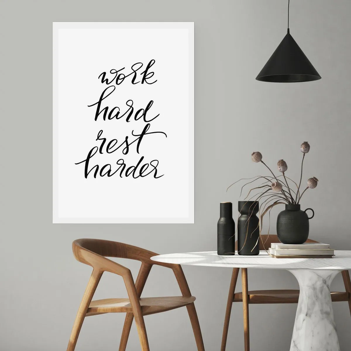 Póster - Inscripción motivacional «Trabaja duro, descansa más duro» sobre un fondo blanco. - 50x70cm - Balance de vida - Decoración de pared moderna para salón y dormitorio ARTTOR
