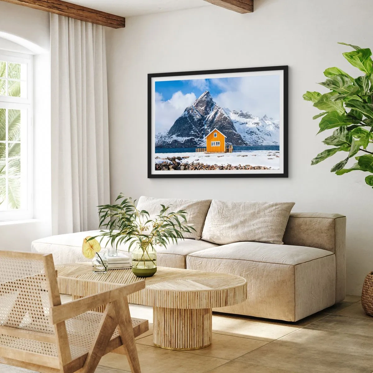 Póster en marco negro - Una casa amarilla con el telón de fondo de montañas cubiertas de nieve y el mar. - 70x50cm - Vacaciones escandinavas - Decoración de pared moderna para salón y dormitorio ARTTOR