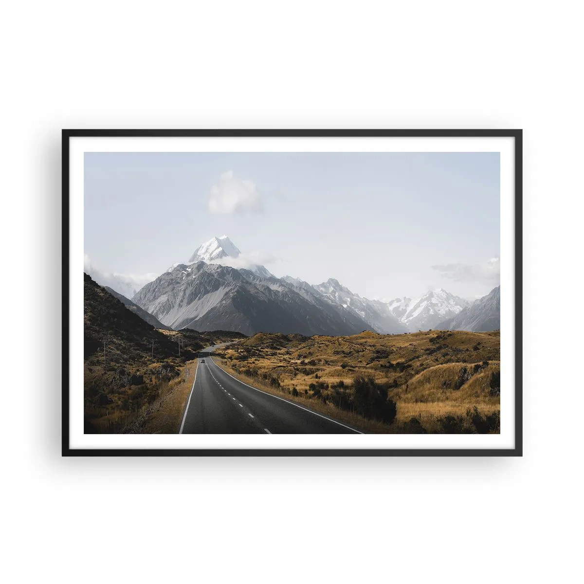 Póster en marco negro - Un camino en las montañas rodeado de un paisaje pintoresco. - 100x70cm - El camino al corazón de las montañas - Decoración de pared moderna para salón y dormitorio ARTTOR