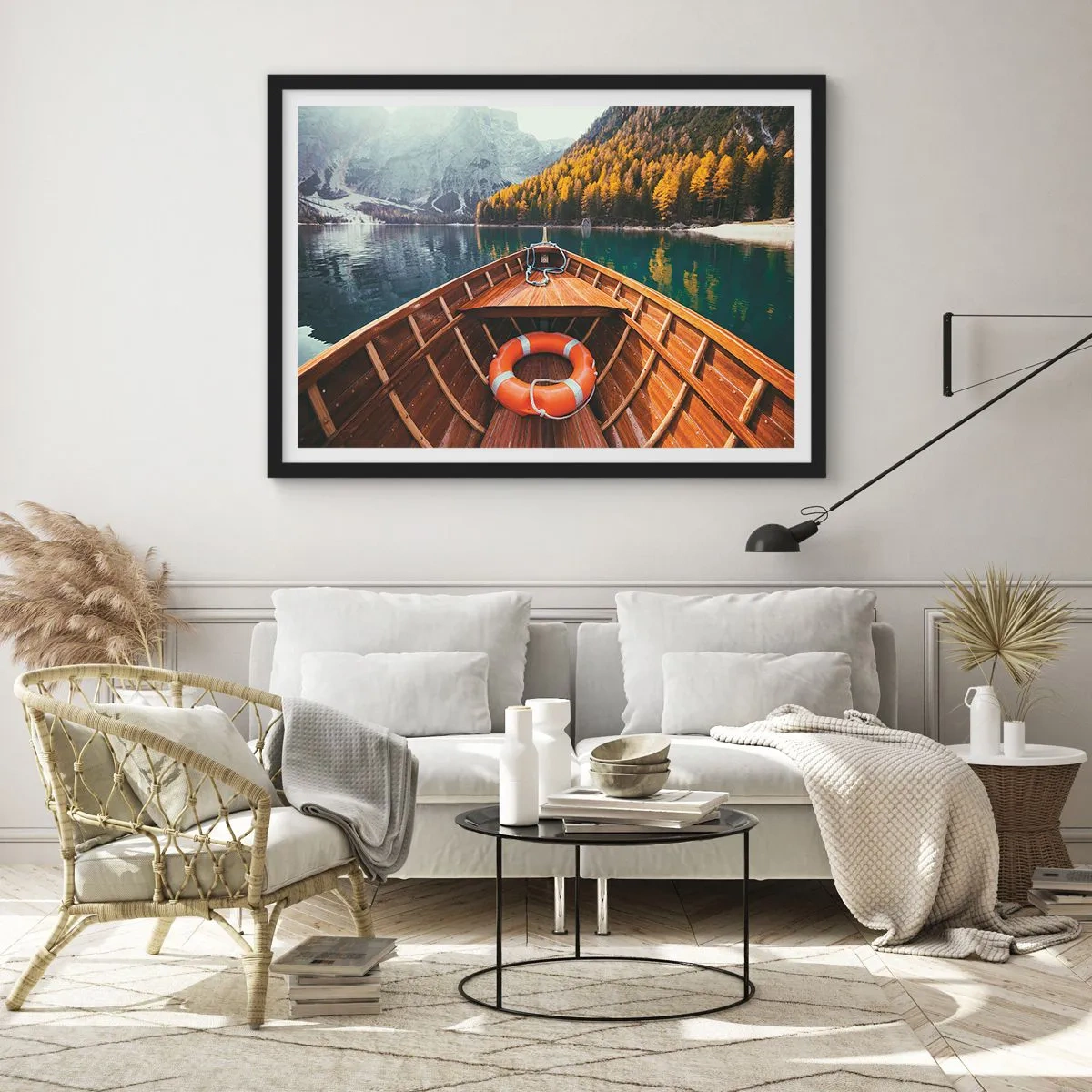 Póster en marco negro - Un barco de madera en un lago de montaña rodeado de bosque. - 70x50cm - Viaje a la montaña - Decoración de pared moderna para salón y dormitorio ARTTOR