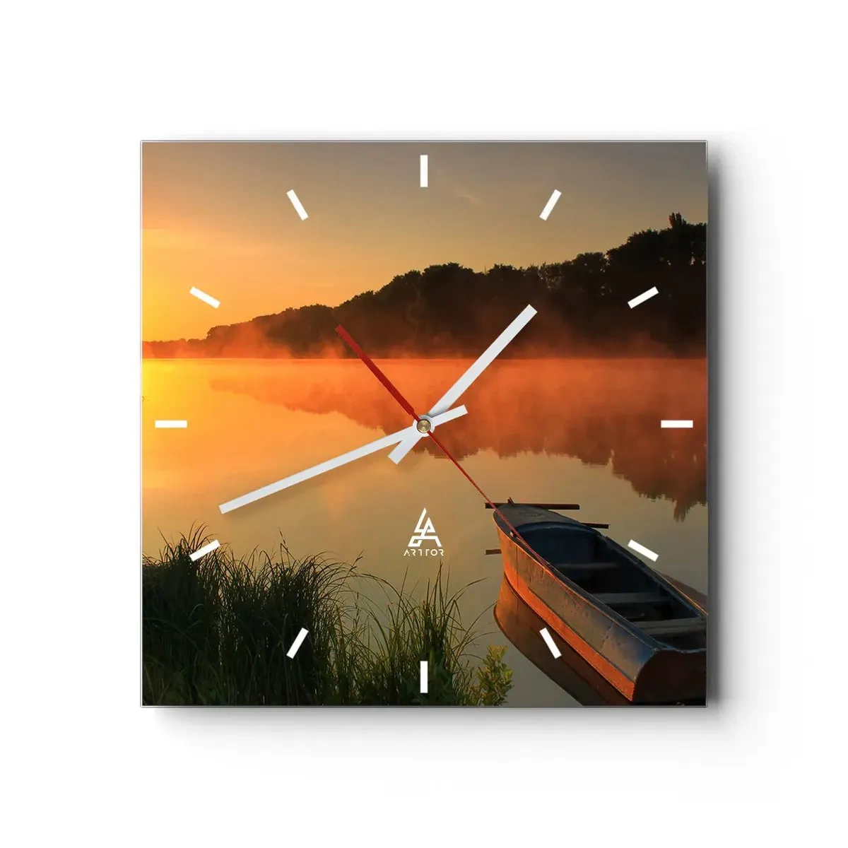 Reloj de pared - Reloj de vidrio - Niebla matutina sobre el río con un barco bajo los rayos del sol. - 30x30cm - Amanecer sobre el agua como la superficie de un espejo - Decoración de pared moderna para salón y dormitorio ARTTOR
