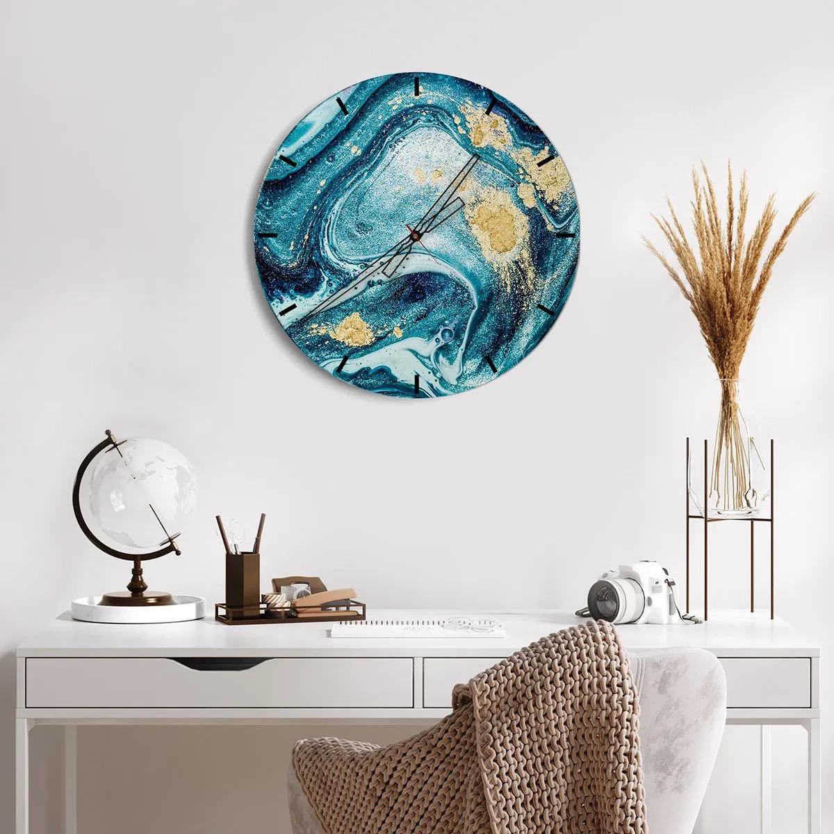 Reloj de pared - Reloj de vidrio - Un remolino abstracto en tonos azules y dorados con efecto mármol. - 30x30cm - Vórtice azul - Decoración de pared moderna para salón, cocina y dormitorio ARTTOR