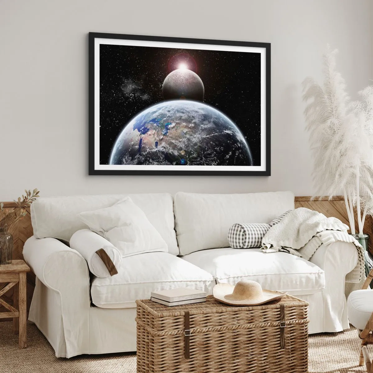 Póster en marco negro - El planeta Tierra y la Luna con el espacio exterior estrellado como telón de fondo. - 70x50cm - Paisaje cósmico - amanecer - Decoración de pared moderna para salón y dormitorio ARTTOR