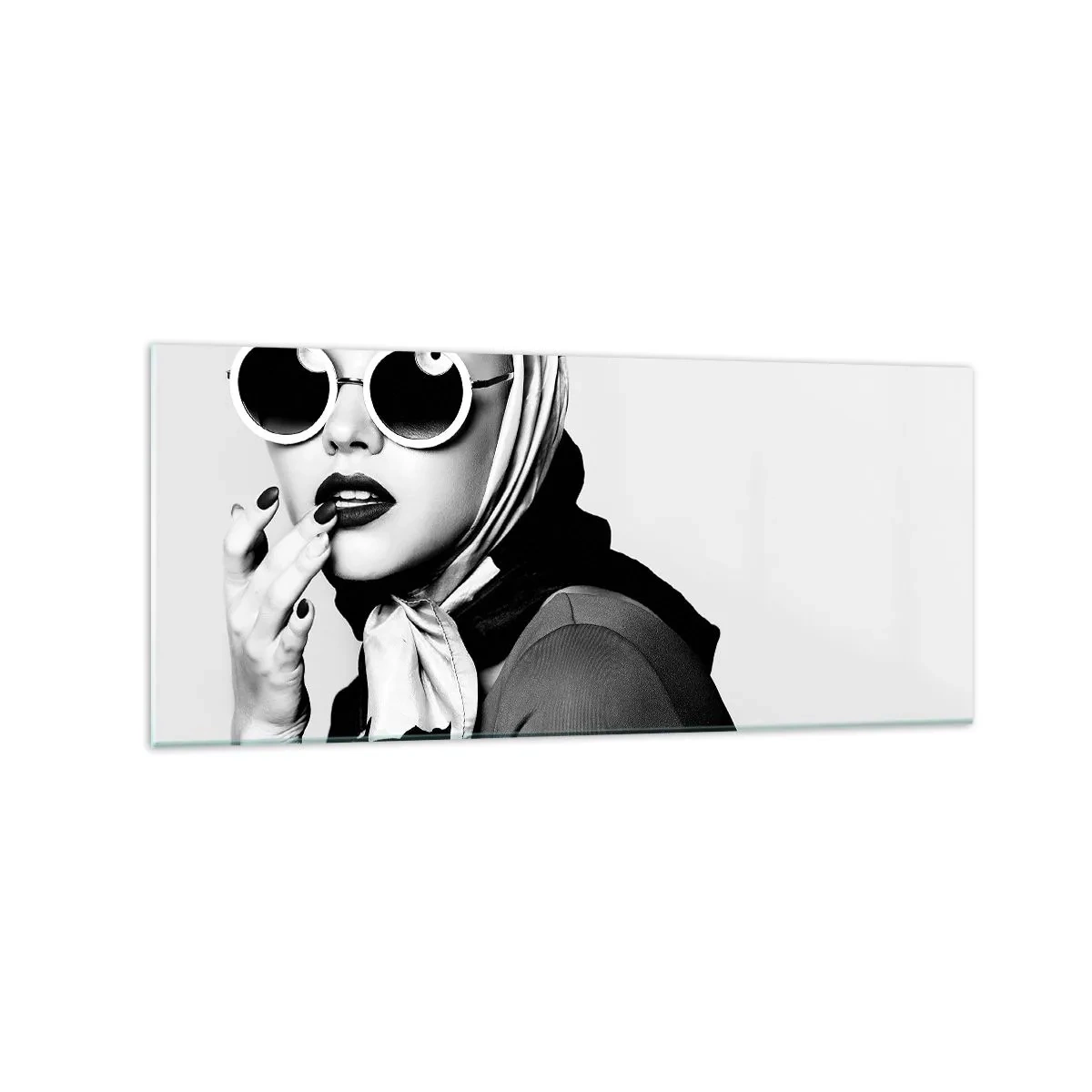 Cuadro sobre vidrio - Impresiones sobre Vidrio - Retrato en blanco y negro de una mujer con gafas y pañuelo en la cabeza. - 120x50cm - Saludos desde los años 60 - Decoración de pared moderna para salón y dormitorio ARTTOR
