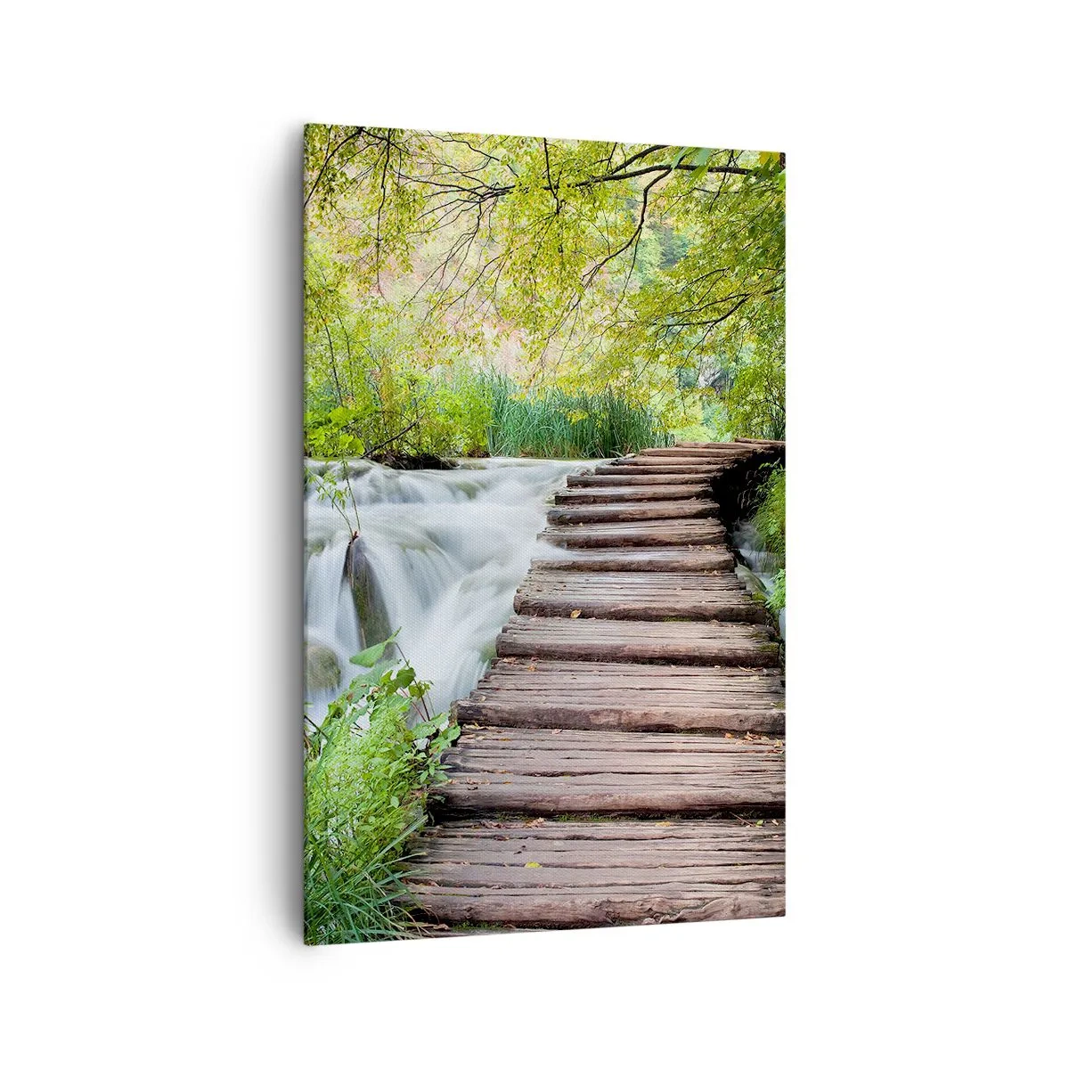 Cuadro sobre lienzo - Impresión de Imagen - Un puente de madera sobre una cascada rodeado de un exuberante bosque verde. - 80x120cm - No es agua silenciosa en absoluto - Decoración de pared moderna para salón y dormitorio ARTTOR